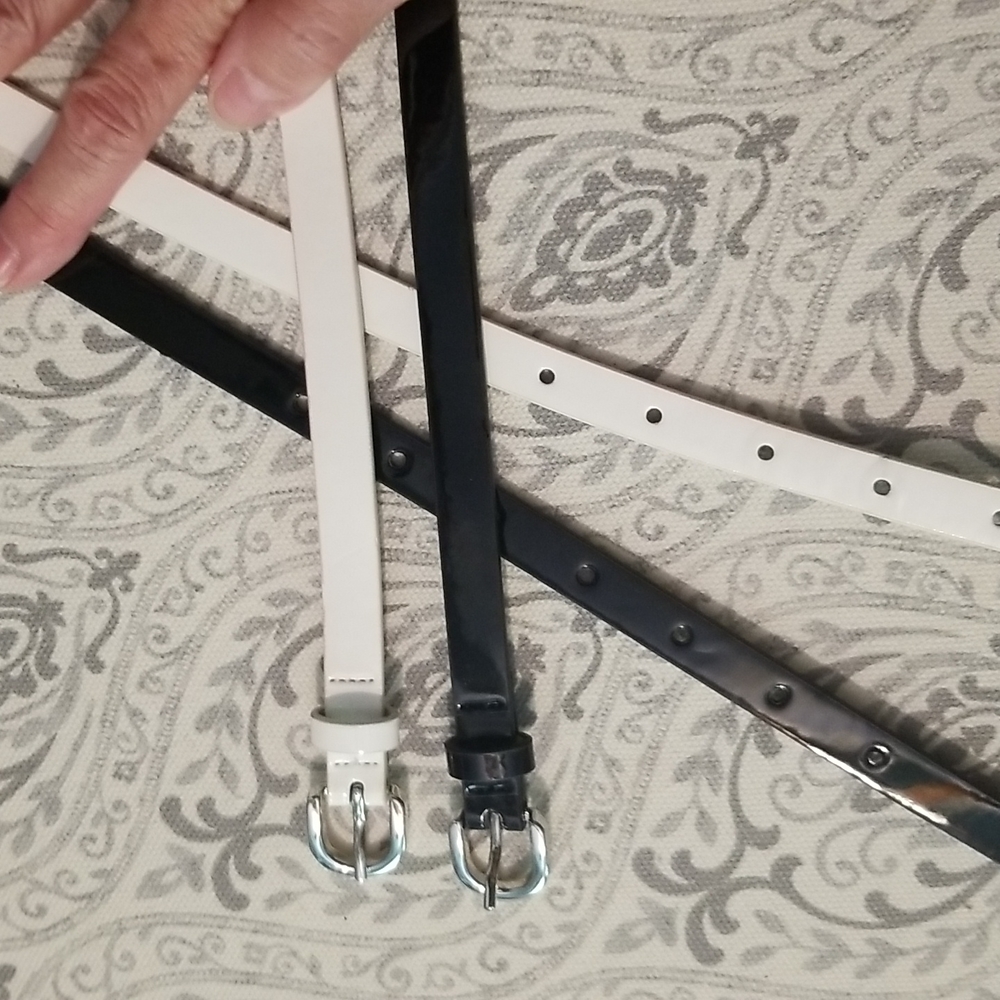 3️⃣ for 2️⃣5️⃣ NWOT set of black and white belts